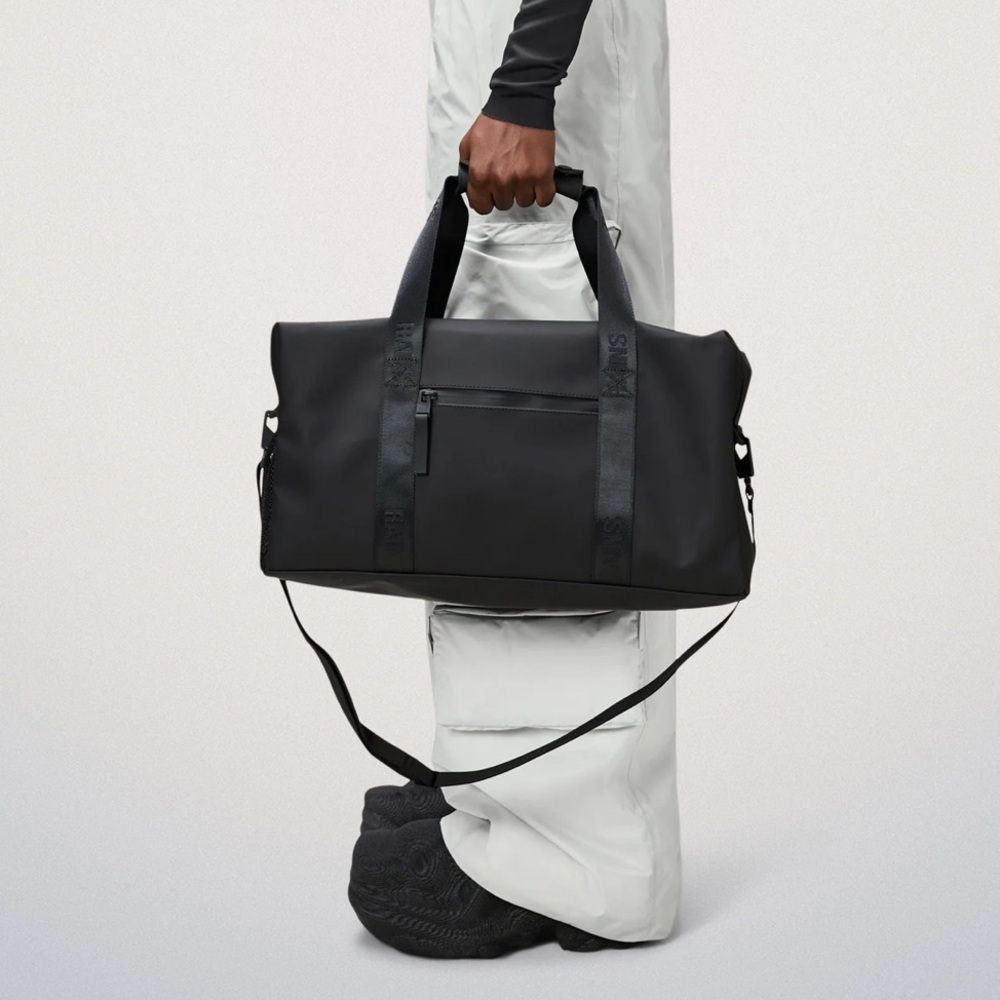 NWT Rains Trail Gym Bag in Black with Detachable Shoulder Strap.